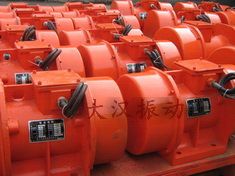 YZS振動(dòng)電機(jī)：加裝防護(hù)外殼，密封性強(qiáng)不易損壞。