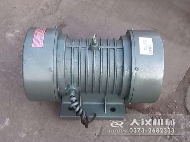 VB振動(dòng)電機(jī)的選型要根據(jù)所匹配產(chǎn)品需要的激振大小，進(jìn)行選擇。