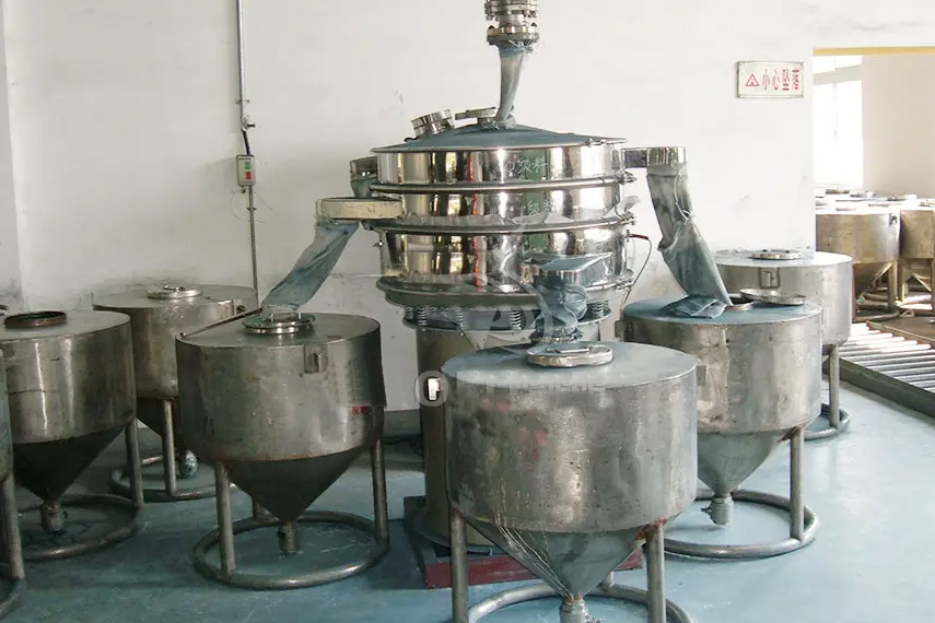 振蕩篩主要特點(diǎn)：換網(wǎng)容易，全封閉模式粉末不飛揚(yáng)，可連續(xù)作業(yè)