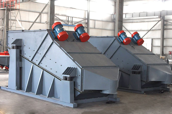 ZSG礦用振動(dòng)篩采用雙電機(jī)振動(dòng)，電機(jī)位置安裝在頂部，便于更好的傳遞振動(dòng)力。