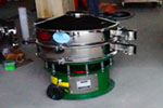 800型單層三次元振動(dòng)篩，產(chǎn)量可達(dá)800kg/h。