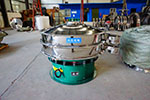 1200型三次元振動(dòng)篩，產(chǎn)量可達(dá)2100kg/h。